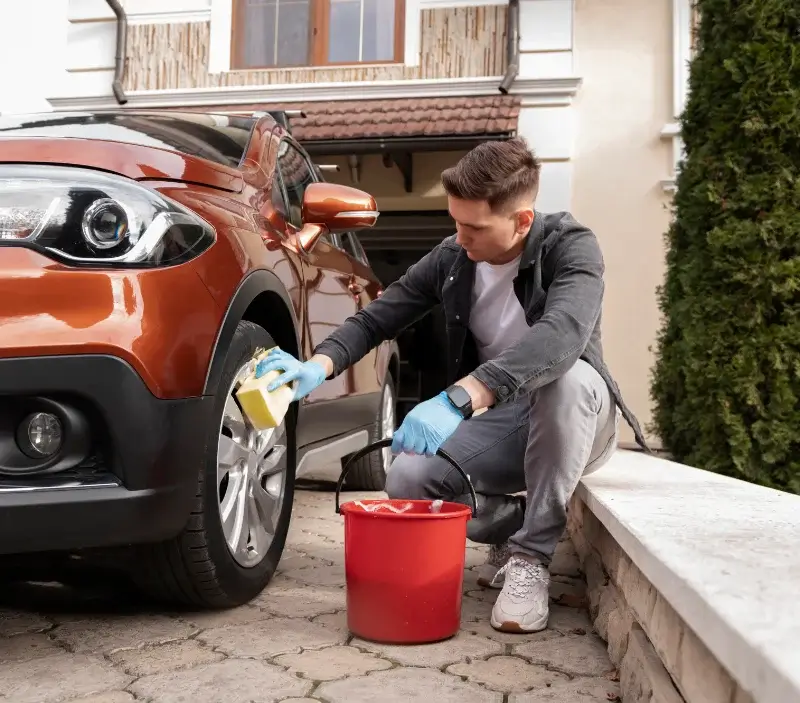 Lavage auto à domicile Pluzunet : professionnel intervenant sur un véhicule